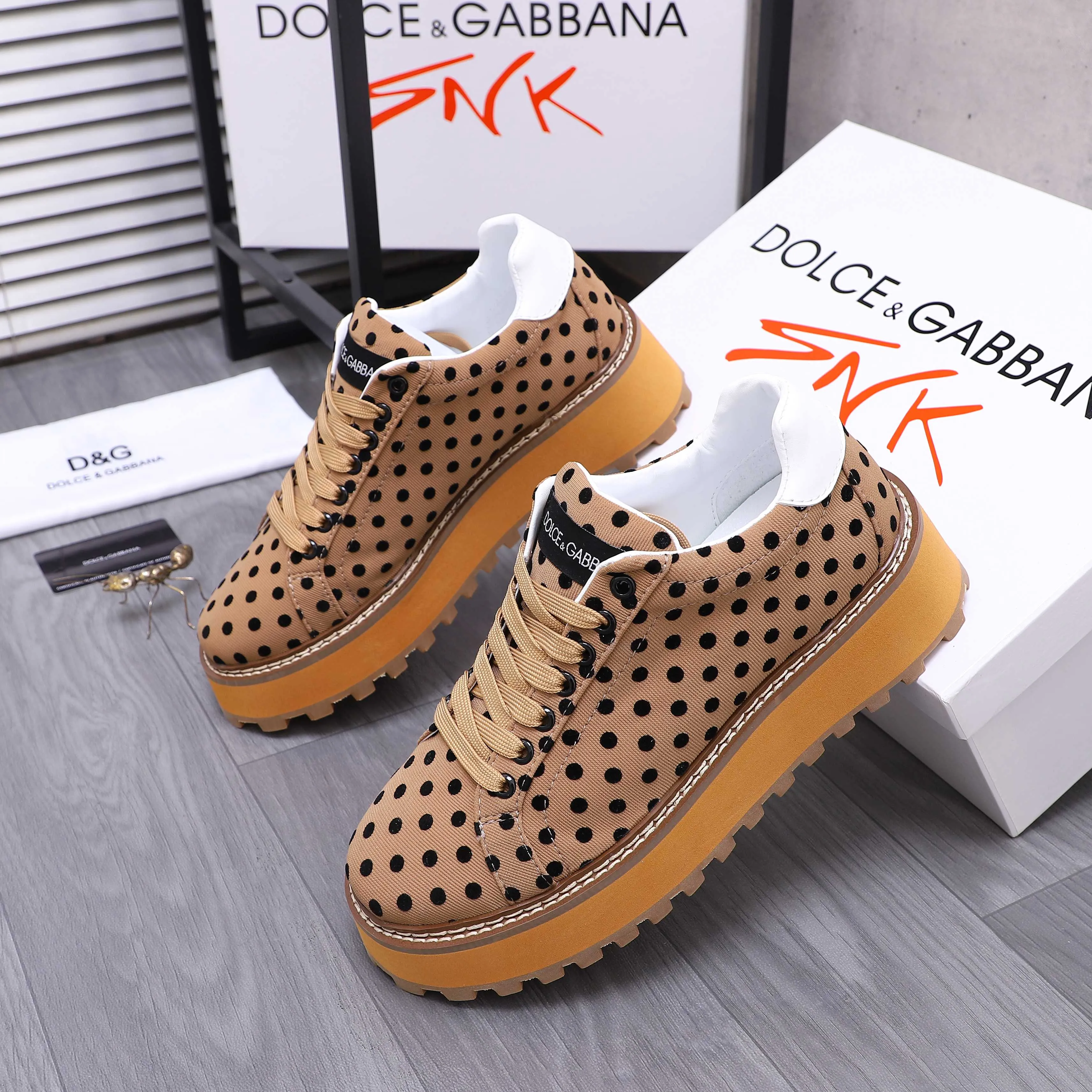 Men's shoes 💰442 Product trademark: DG (Dolce & Gabbana) casual shoes for couples. Regular size: 36-46 (45.46 is custom-made and non-refundable). Product materials: Selected breathable woven upper, leather lining, cowhide insole, non-slip rubber outsole
